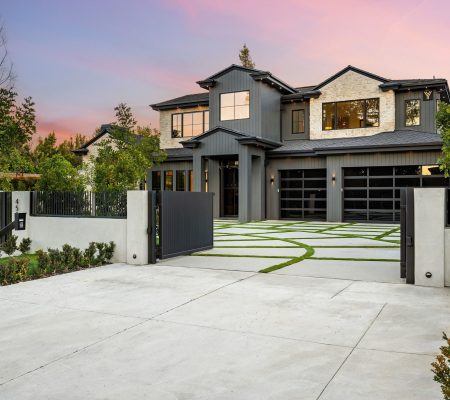 Modern,Luxury,Home,With,A,Sleek,Exterior,Design,,Landscaped,Driveway,