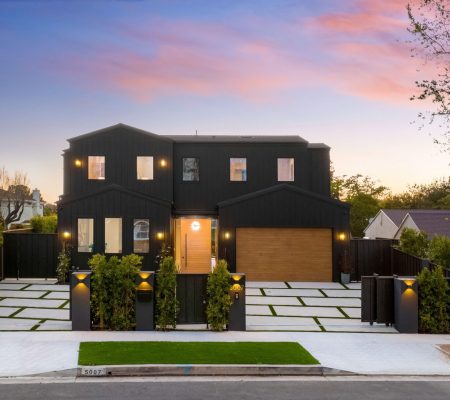 Modern,Black,House,With,Wooden,Accents,And,Well-lit,Exterior,At
