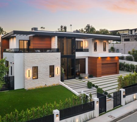 A,Modern,Luxury,House,With,A,Well-manicured,Lawn,And,Contemporary