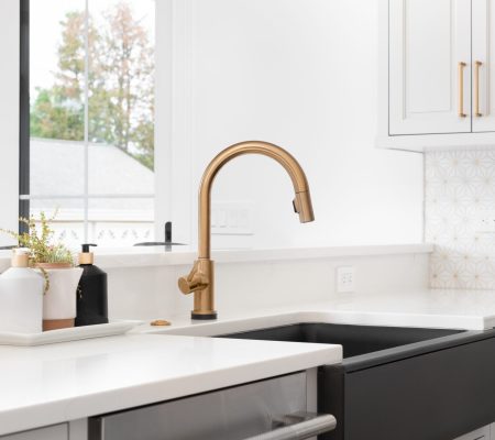 A,Beautiful,Sink,In,A,Remodeled,Modern,Farmhouse,Kitchen,With